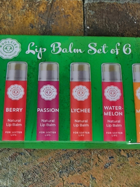 Woolzies Other - Set a 6 natural lip balms with vitamin E.